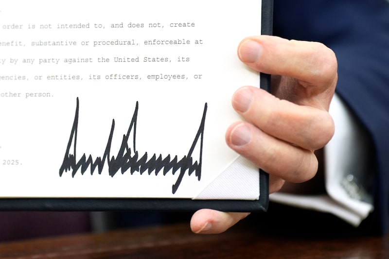 Firma del presidente estadounidense Donald Trump en una orden ejecutiva. Fotógrafo: Yuri Gripas/Abaca/Bloomberg. Firma del presidente estadounidense Donald Trump en una orden ejecutiva. Fotógrafo: Yuri Gripas/Abaca/Bloomberg.