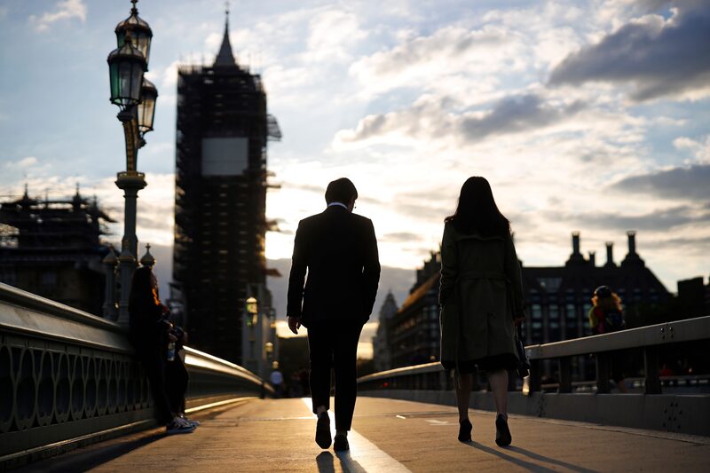 Una pareja camina por el Puente de Westminster mientras el sol se pone junto al Palacio de Westminster. Fotógrafo: Tolga Akmen/AFP/Getty Images Una pareja camina por el Puente de Westminster mientras el sol se pone junto al Palacio de Westminster. Fotógrafo: Tolga Akmen/AFP/Getty Images