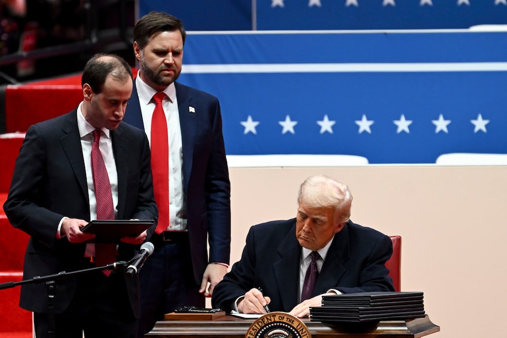 Donald Trump firma órdenes ejecutivas durante el 60º desfile de investidura presidencial en el Capital One Arena de Washington, DC, el 20 de enero.Fotógrafo: Victor J. Blue/Bloomberg Donald Trump firma órdenes ejecutivas durante el 60º desfile de investidura presidencial en el Capital One Arena de Washington, DC, el 20 de enero.Fotógrafo: Victor J. Blue/Bloomberg