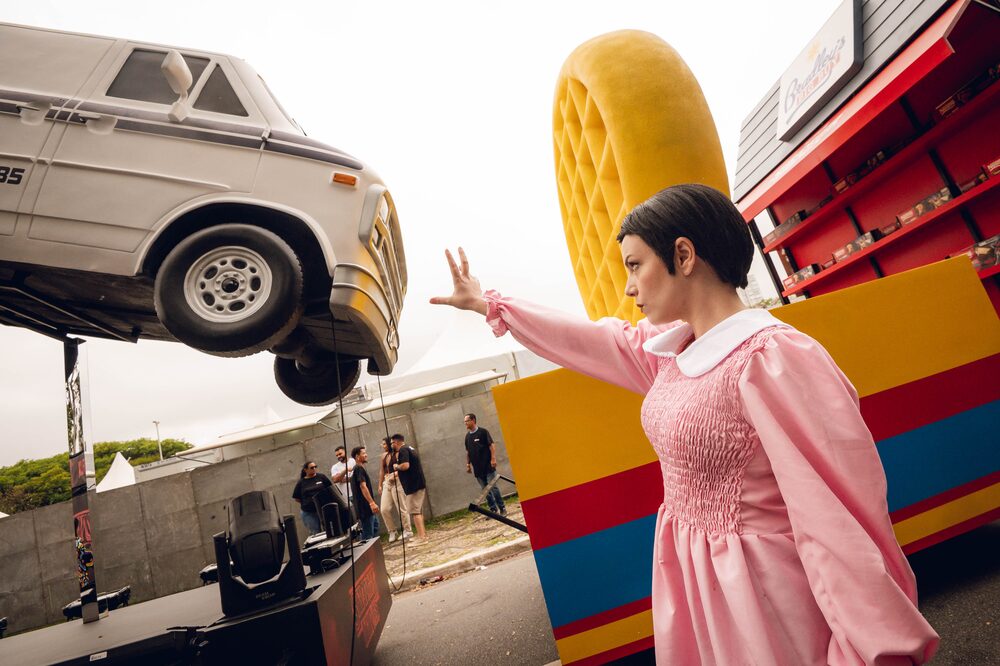 Neste domingo (23), em São Paulo, mais de 12 mil pessoas assistiram à Parada Estranha, um desfile temático aberto ao público e com entrada gratuita que celebrou a trajetória da produção e convidou o fandom para embarcar juntos numa última e inesquecível aventura. O evento contou com a presença do ator Jamie Campbell Bower, intérprete de Vecna/Henry Creel, e de Xuxa, que encerrou o desfile com um show especial. Neste domingo (23), em São Paulo, mais de 12 mil pessoas assistiram à Parada Estranha, um desfile temático aberto ao público e com entrada gratuita que celebrou a trajetória da produção e convidou o fandom para embarcar juntos numa última e inesquecível aventura. O evento contou com a presença do ator Jamie Campbell Bower, intérprete de Vecna/Henry Creel, e de Xuxa, que encerrou o desfile com um show especial.