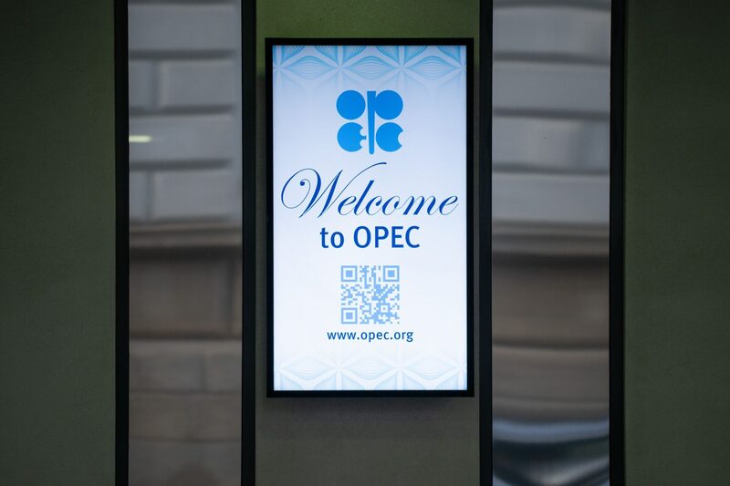 Cartaz escrito "Welcome to OPEC" ("Bem-vindo à OPEC") Cartaz escrito "Welcome to OPEC" ("Bem-vindo à OPEC")