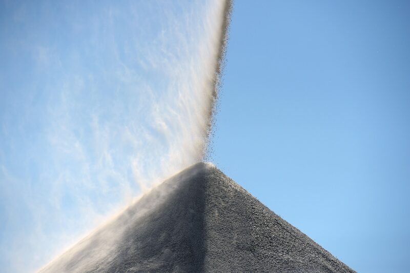 Una pila de mineral de litio. Foto: Bloomberg Una pila de mineral de litio. Foto: Bloomberg