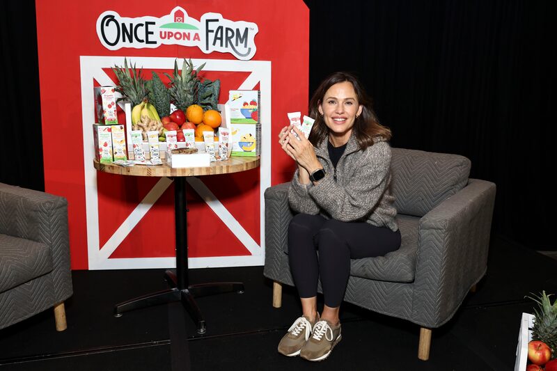 A Once Upon a Farm, uma empresa de alimentos orgânicos para bebês, conta com a atriz Jennifer Garner como sócia desde 2017 A Once Upon a Farm, uma empresa de alimentos orgânicos para bebês, conta com a atriz Jennifer Garner como sócia desde 2017