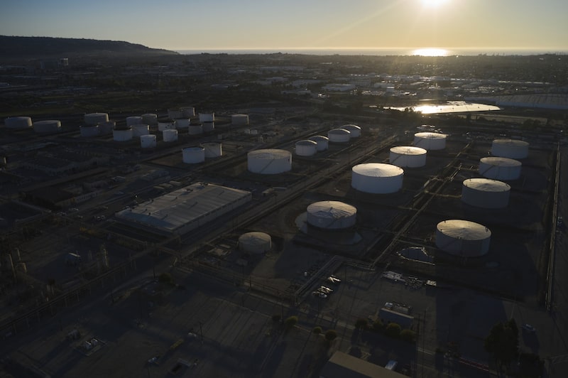 Tanques de almacenamiento en la Torrance Refining Co. en California. Tanques de almacenamiento en la Torrance Refining Co. en California.