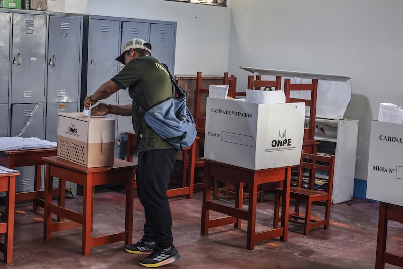 Un votante emite su voto en un colegio electoral durante el segundo día de votación de las elecciones generales en Lima, el 13 de abril. Fotógrafo: Sebastian Castaneda/Bloomberg. Un votante emite su voto en un colegio electoral durante el segundo día de votación de las elecciones generales en Lima, el 13 de abril. Fotógrafo: Sebastian Castaneda/Bloomberg.