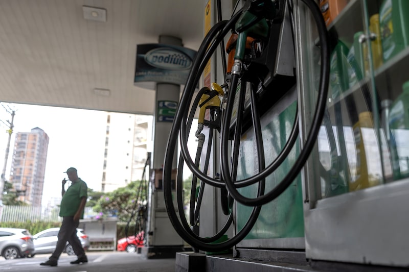 Subsídios chegam a R$ 1,52 por litro para diesel importado, com impacto fiscal de cerca de R$ 10 bilhões Subsídios chegam a R$ 1,52 por litro para diesel importado, com impacto fiscal de cerca de R$ 10 bilhões