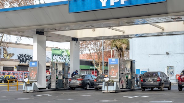 Argentina congela precios de combustibles por 45 días: un giro en la política de Milei Argentina congela precios de combustibles por 45 días: un giro en la política de Milei