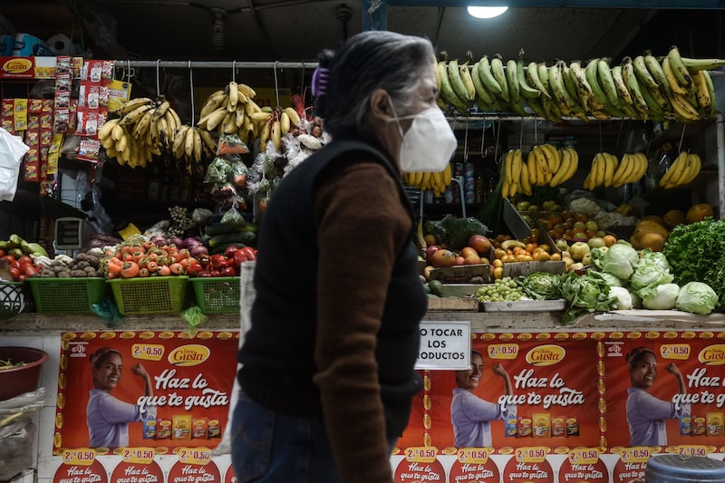 Un comprador camina por un mercado de productos en Lima, Perú, el jueves 12 de mayo de 2022. Fotógrafo: Miguel Yovera/Bloomberg Un comprador camina por un mercado de productos en Lima, Perú, el jueves 12 de mayo de 2022. Fotógrafo: Miguel Yovera/Bloomberg