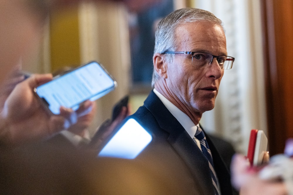 El líder de la mayoría del Senado, John Thune, habla con los medios de comunicación mientras se dirige a la sala del Senado en el Capitolio de Estados Unidos, en Washington, el 4 de junio. Fotógrafo: Eric Lee/Bloomberg El líder de la mayoría del Senado, John Thune, habla con los medios de comunicación mientras se dirige a la sala del Senado en el Capitolio de Estados Unidos, en Washington, el 4 de junio. Fotógrafo: Eric Lee/Bloomberg
