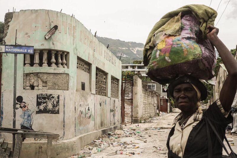 Un peatón cruza una calle llena de basura en el barrio de Martissant de Puerto Príncipe, Haití, el martes 17 de agosto de 2021. Haití, la nación más pobre del hemisferio occidental, ha estado luchando con la escasez de alimentos, la violencia generalizada y el caos político tras el asesinato del presidente Jovenel Moise el mes pasado. Fotógrafo: Jonathan Alpeyrie/Bloomberg Un peatón cruza una calle llena de basura en el barrio de Martissant de Puerto Príncipe, Haití, el martes 17 de agosto de 2021. Haití, la nación más pobre del hemisferio occidental, ha estado luchando con la escasez de alimentos, la violencia generalizada y el caos político tras el asesinato del presidente Jovenel Moise el mes pasado. Fotógrafo: Jonathan Alpeyrie/Bloomberg