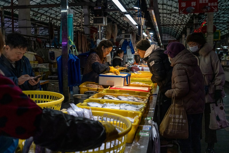 Clientes en un puesto de pescado en un mercado de alimentos en las afueras de Shanghái. Fotógrafo: Qilai Shen/Bloomberg Clientes en un puesto de pescado en un mercado de alimentos en las afueras de Shanghái. Fotógrafo: Qilai Shen/Bloomberg
