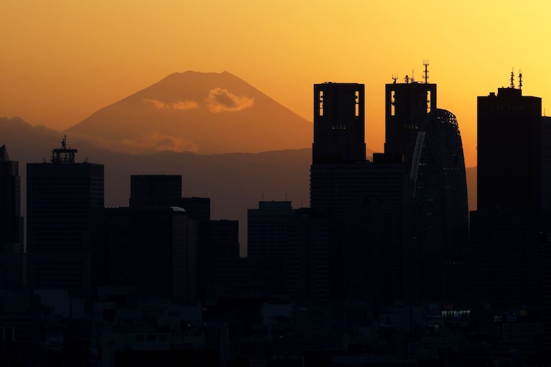 El monte Fuji y el horizonte de Shinjuku al atardecer en Tokio, Japón, el viernes 14 de febrero de 2025. El monte Fuji y el horizonte de Shinjuku al atardecer en Tokio, Japón, el viernes 14 de febrero de 2025.