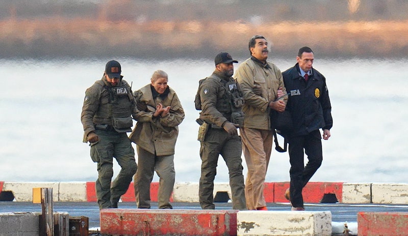 Nicolás Maduro y su esposa, Cilia Flores, aparecen esposados tras aterrizar en un helipuerto de Manhattan, Nueva York. Nicolás Maduro y su esposa, Cilia Flores, aparecen esposados tras aterrizar en un helipuerto de Manhattan, Nueva York.