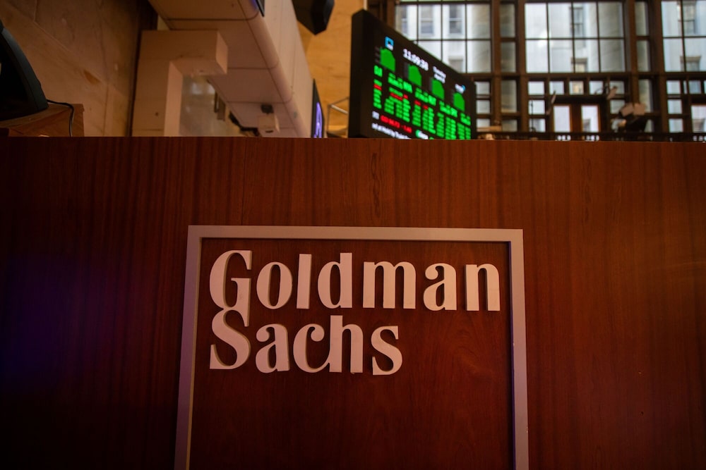 Letrero de Goldman Sachs en el parqué de la Bolsa de Nueva York. Letrero de Goldman Sachs en el parqué de la Bolsa de Nueva York.