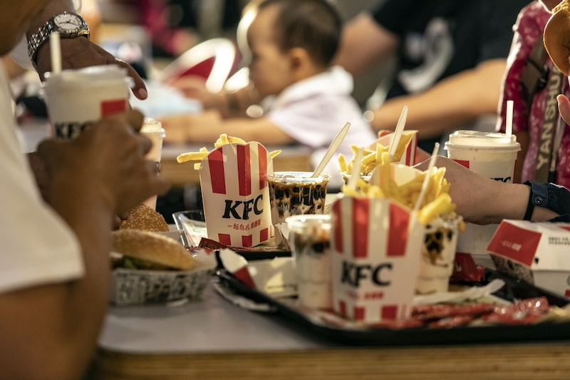 Clientes em um restaurante da KFC em Xi’an. (Foto: Qilai Shen/Bloomberg) Clientes em um restaurante da KFC em Xi’an. (Foto: Qilai Shen/Bloomberg)
