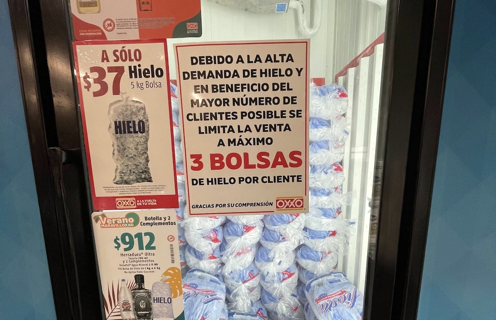 Un cartel que describe los límites de compra de hielo en una tienda Oxxo en la Ciudad de México. Fotógrafo: Kelsey Butler/Bloomberg Un cartel que describe los límites de compra de hielo en una tienda Oxxo en la Ciudad de México. Fotógrafo: Kelsey Butler/Bloomberg