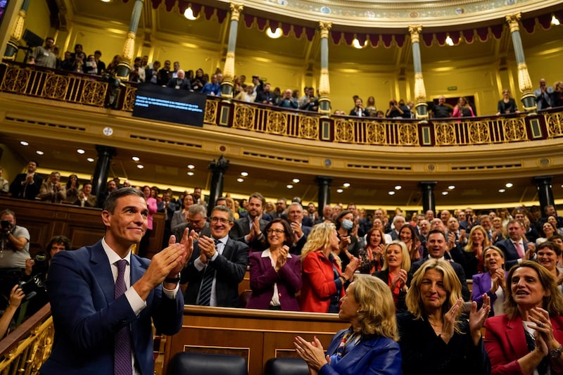 Pedro Sanchez receives applause following an investiture vote in Madrid on Nov. 16. Pedro Sanchez receives applause following an investiture vote in Madrid on Nov. 16.