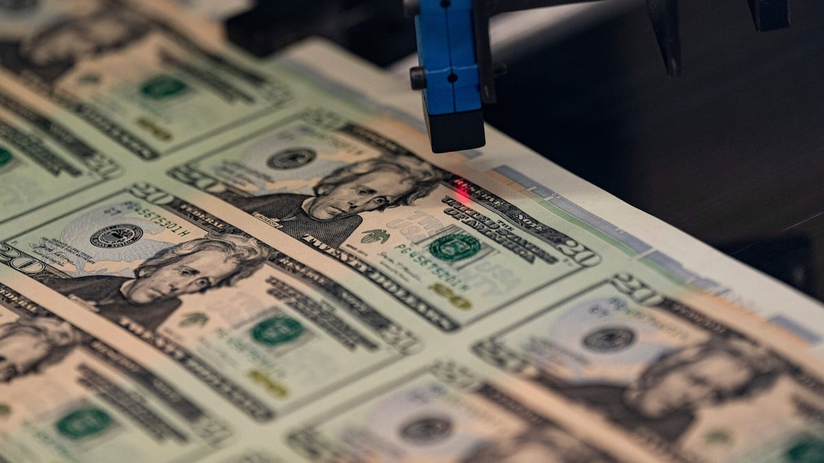 Un láser inspecciona una hoja de 50 billetes de 20 dólares después de recibir un número de serie en la Oficina de Grabado e Impresión de Estados Unidos en Washington.
