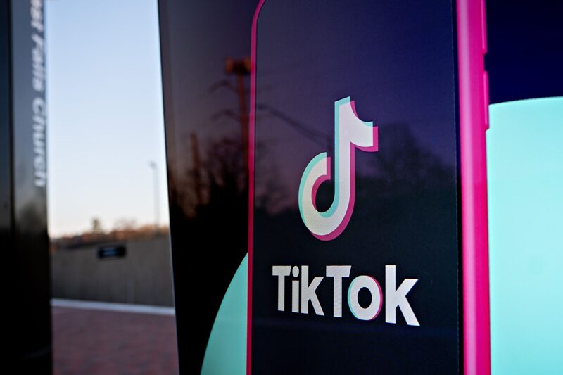 Propaganda do TikTok nos EUA. Startup de US$ 240 bilhões que simboliza o crescente poder tecnológico da China Propaganda do TikTok nos EUA. Startup de US$ 240 bilhões que simboliza o crescente poder tecnológico da China