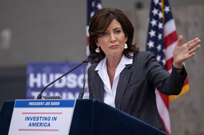 Kathy Hochul, gobernadora de Nueva York, en una rueda de prensa en julio en Nueva York, EE.UU. Su exasesora Linda Sun fue arrestada bajo cargos de trabajar como agente extranjera para China. Kathy Hochul, gobernadora de Nueva York, en una rueda de prensa en julio en Nueva York, EE.UU. Su exasesora Linda Sun fue arrestada bajo cargos de trabajar como agente extranjera para China.