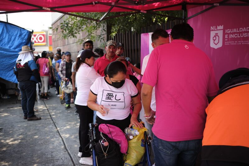Residentes esperan en fila fuera de un hospital para recibir botellas de agua durante una ola de calor en Monterrey, estado de Nuevo León, México, el 22 de junio de 2023. Residentes esperan en fila fuera de un hospital para recibir botellas de agua durante una ola de calor en Monterrey, estado de Nuevo León, México, el 22 de junio de 2023.