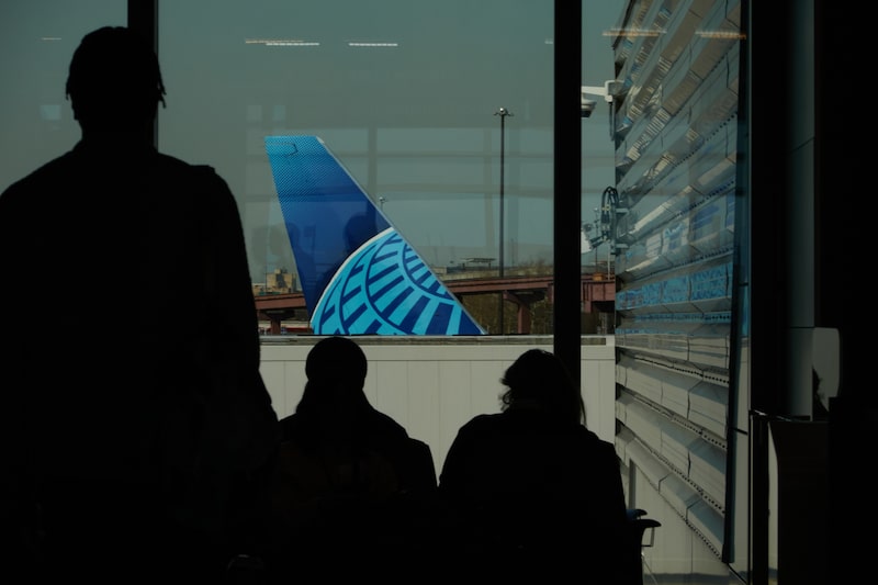 Vuelo de United Airlines aterriza de emergencia por riesgo de incendio: dos personas heridas. Vuelo de United Airlines aterriza de emergencia por riesgo de incendio: dos personas heridas.