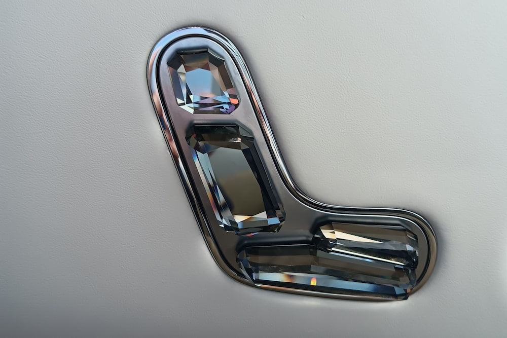 Botão de ajuste do assento do banco é produzido com cristais Botão de ajuste do assento do banco é produzido com cristais