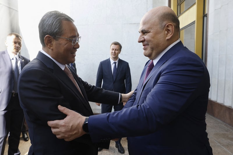 El primer ministro chino, Li Qiang, (izq) junto a su homólogo ruso Mijaíl Mishustin (der). El primer ministro chino, Li Qiang, (izq) junto a su homólogo ruso Mijaíl Mishustin (der).