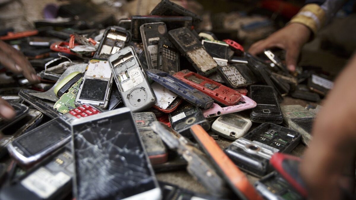 Las terribles consecuencias de tirar tu teléfono móvil a la basura 52 Merca2.es La huella de carbono de los dispositivos móviles