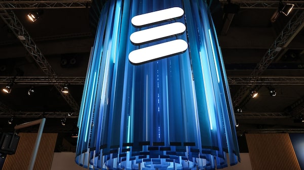 Beneficios de Ericsson superan las previsiones del cuarto trimestre tras reducción de costos Beneficios de Ericsson superan las previsiones del cuarto trimestre tras reducción de costos