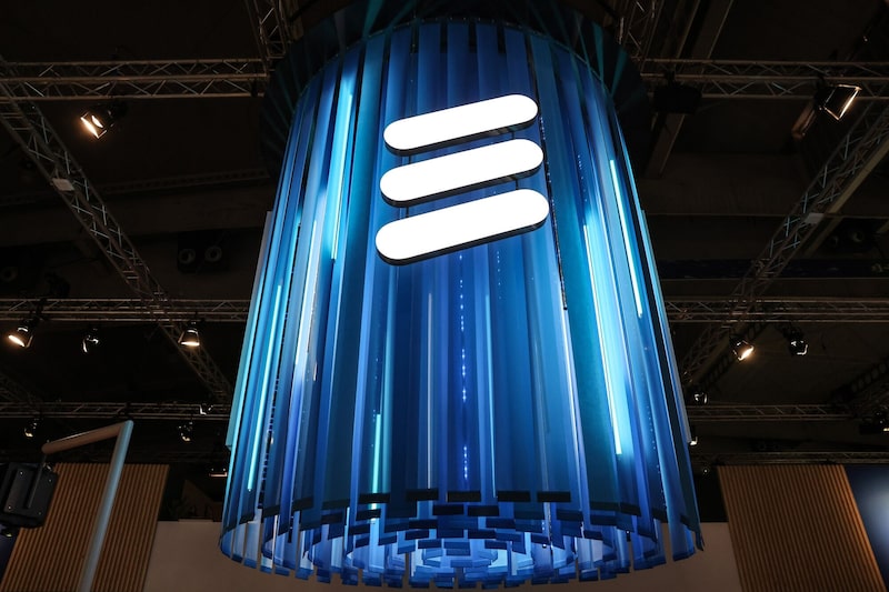 Un logotipo iluminado cuelga sobre el stand de Ericsson AB. Un logotipo iluminado cuelga sobre el stand de Ericsson AB.