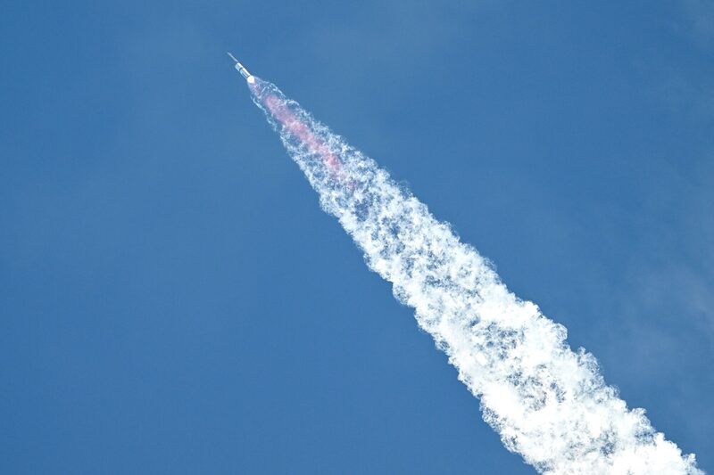 La nave espacial Starship de SpaceX tras su despegue desde Starbase, Texas, el 26 de agosto. Fotógrafo: Ronaldo Schemidt/AFP/Getty Images. La nave espacial Starship de SpaceX tras su despegue desde Starbase, Texas, el 26 de agosto. Fotógrafo: Ronaldo Schemidt/AFP/Getty Images.