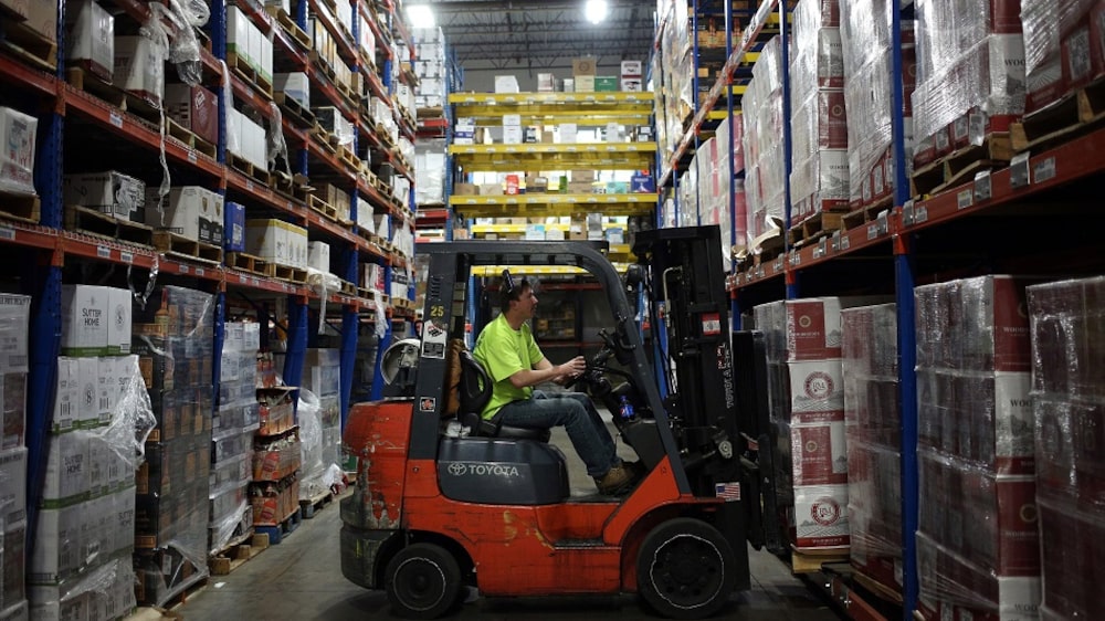 Un trabajador utiliza una carretilla elevadora para trasladar un palé de vino Woodbridge, de Constellation Brands Inc., en el almacén de distribución de Southern Wine and Spirits Inc. en Louisville, Kentucky (EE.UU.) Un trabajador utiliza una carretilla elevadora para trasladar un palé de vino Woodbridge, de Constellation Brands Inc., en el almacén de distribución de Southern Wine and Spirits Inc. en Louisville, Kentucky (EE.UU.)
