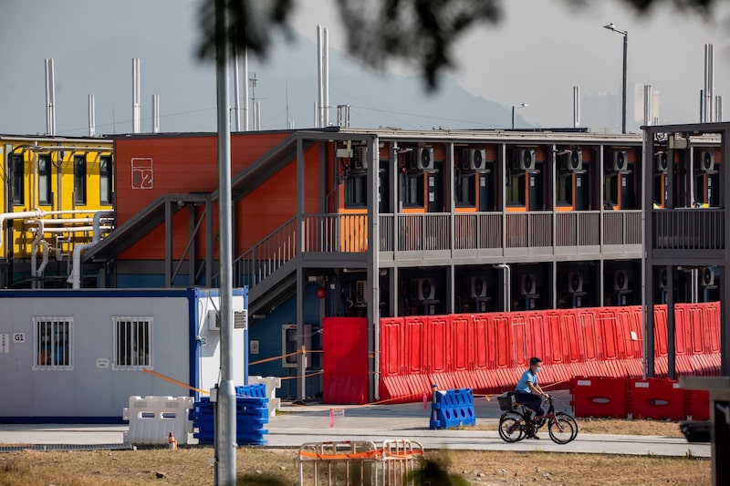 Cerca de 30 funcionários do governo se reuniram na segunda-feira (3) para o aniversário de Witman Hung, um representante local da Autoridade Qianhai de Shenzhen Cerca de 30 funcionários do governo se reuniram na segunda-feira (3) para o aniversário de Witman Hung, um representante local da Autoridade Qianhai de Shenzhen