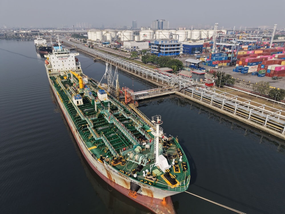 El petrolero Golden Violet atracó en una instalación de PT Pertamina en el puerto de Tanjung Priok, en Yakarta (Indonesia). El petrolero Golden Violet atracó en una instalación de PT Pertamina en el puerto de Tanjung Priok, en Yakarta (Indonesia).