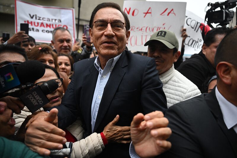 El expresidente de Perú (2018-2020) Martín Vizcarra es acosado por la prensa a su llegada a la sede del Tribunal Superior Nacional de la Judicatura para una audiencia de prisión preventiva, en Lima, el 26 de junio de 2025. El expresidente de Perú (2018-2020) Martín Vizcarra es acosado por la prensa a su llegada a la sede del Tribunal Superior Nacional de la Judicatura para una audiencia de prisión preventiva, en Lima, el 26 de junio de 2025.