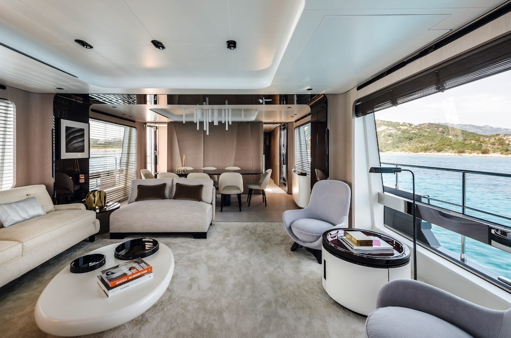 O salão principal de um iate da linha Grande, da Azimut, com design italiano e integração entre sala de estar e sala de jantar. É esse tipo de ambiente open space, mais parecido com um apartamento do que com uma cabine tradicional, que a marca aposta para atrair o comprador mais jovem O salão principal de um iate da linha Grande, da Azimut, com design italiano e integração entre sala de estar e sala de jantar. É esse tipo de ambiente open space, mais parecido com um apartamento do que com uma cabine tradicional, que a marca aposta para atrair o comprador mais jovem