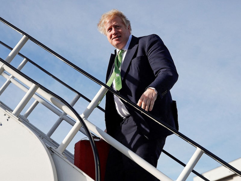 El primer ministro británico Boris Johnson sube a un avión en Londres, el 1 de febrero de 2022, antes de partir hacia Kiev, para reunirse con el presidente de Ucrania Volodymyr Zelenskiy. El primer ministro británico Boris Johnson sube a un avión en Londres, el 1 de febrero de 2022, antes de partir hacia Kiev, para reunirse con el presidente de Ucrania Volodymyr Zelenskiy.
