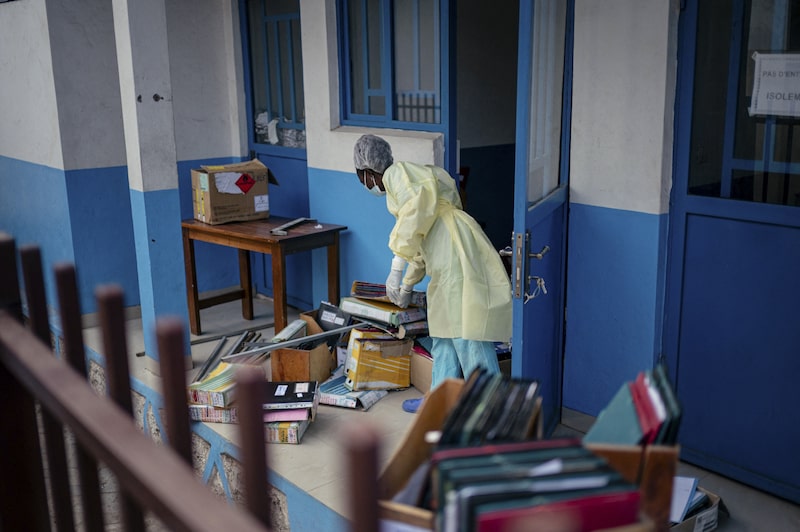 Autoridades de saúde investigam centenas de casos suspeitos após o vírus circular por semanas sem detecção no nordeste do Congo Autoridades de saúde investigam centenas de casos suspeitos após o vírus circular por semanas sem detecção no nordeste do Congo