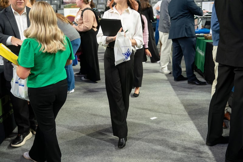 Personas en busca de empleo en una feria de empleo en Carolina del Norte, Estados Unidos. Fotógrafa: Allison Joyce/Bloomberg Personas en busca de empleo en una feria de empleo en Carolina del Norte, Estados Unidos. Fotógrafa: Allison Joyce/Bloomberg
