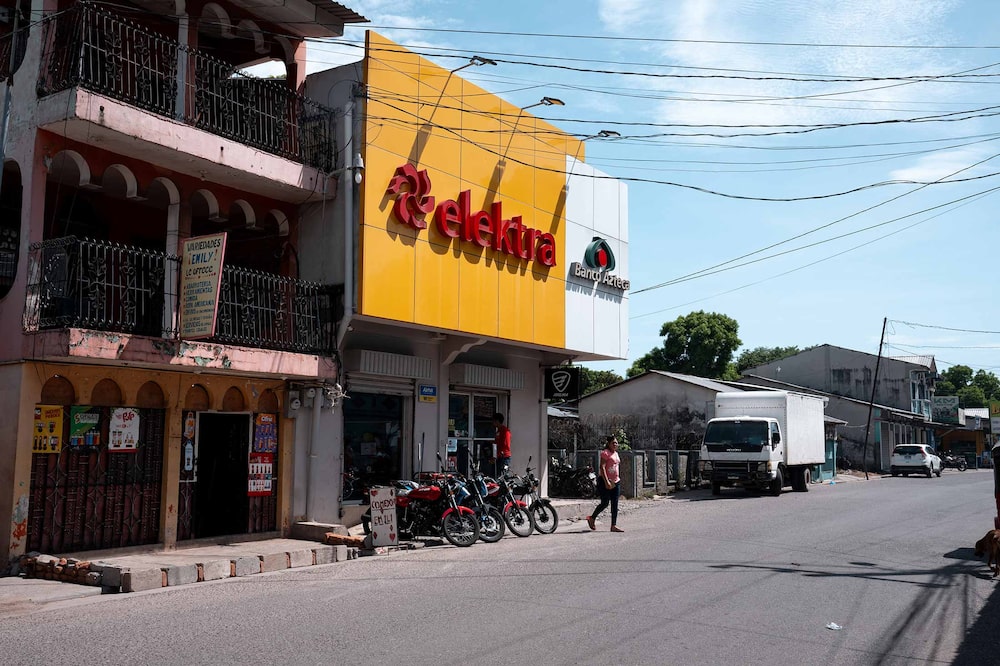 Una tienda Elektra y una sucursal Banco Azteca en Cedeño, Honduras. Una tienda Elektra y una sucursal Banco Azteca en Cedeño, Honduras.