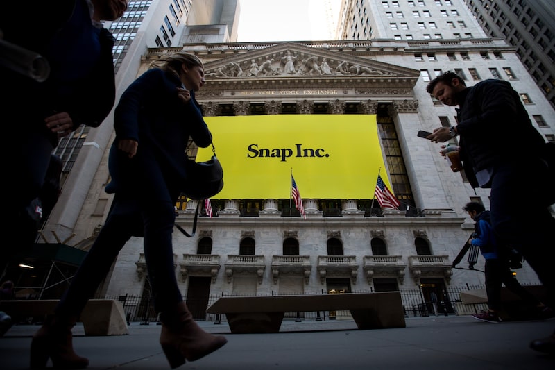 Los peatones pasan frente al letrero de Snap Inc. que se muestra en el exterior de la Bolsa de Nueva York. Fotógrafo: Michael Nagle/Bloomberg Los peatones pasan frente al letrero de Snap Inc. que se muestra en el exterior de la Bolsa de Nueva York. Fotógrafo: Michael Nagle/Bloomberg