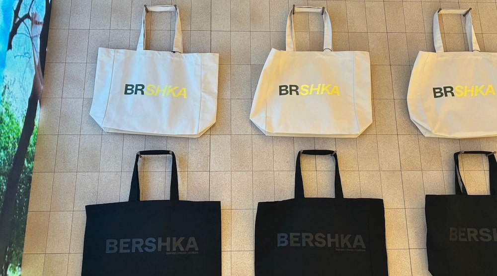 Ecobags distribuídas na abertura da primeira loja da Bershka no Brasil trazem a assinatura "fashion | music | culture", os três pilares de posicionamento da marca do grupo Inditex junto ao público jovem Ecobags distribuídas na abertura da primeira loja da Bershka no Brasil trazem a assinatura "fashion | music | culture", os três pilares de posicionamento da marca do grupo Inditex junto ao público jovem