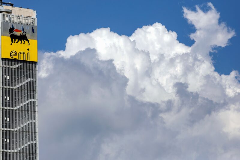 El Logo de la compañía petrolera ENI sobre su edificio sede en Roma, Italia. El Logo de la compañía petrolera ENI sobre su edificio sede en Roma, Italia.