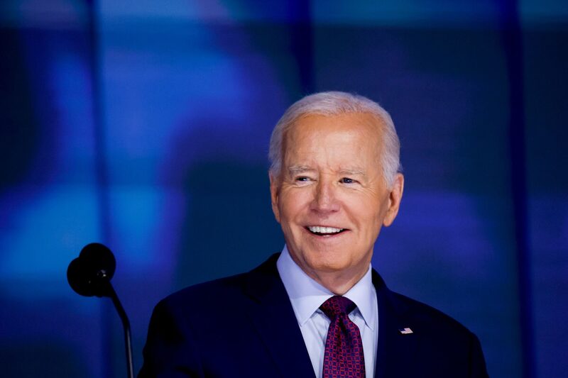 El presidente y su familia volaron a Chicago el lunes por la tarde procedentes de Washington, y se esperaba que abandonaran la ciudad inmediatamente después para irse de vacaciones. El presidente y su familia volaron a Chicago el lunes por la tarde procedentes de Washington, y se esperaba que abandonaran la ciudad inmediatamente después para irse de vacaciones.