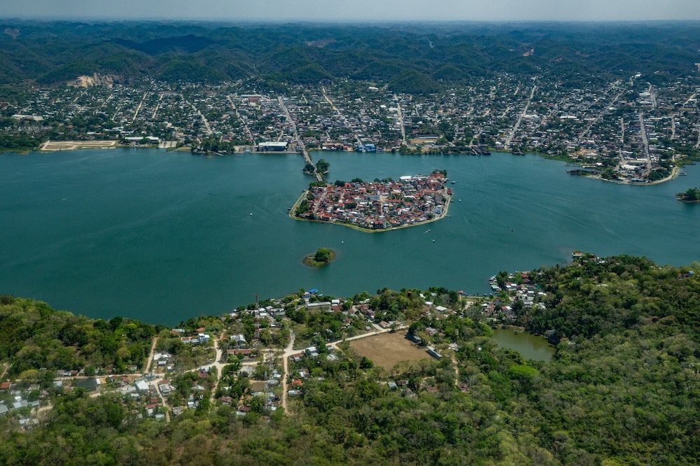 La cuenca del lago Petén Itzá, en Guatemala. La cuenca del lago Petén Itzá, en Guatemala.