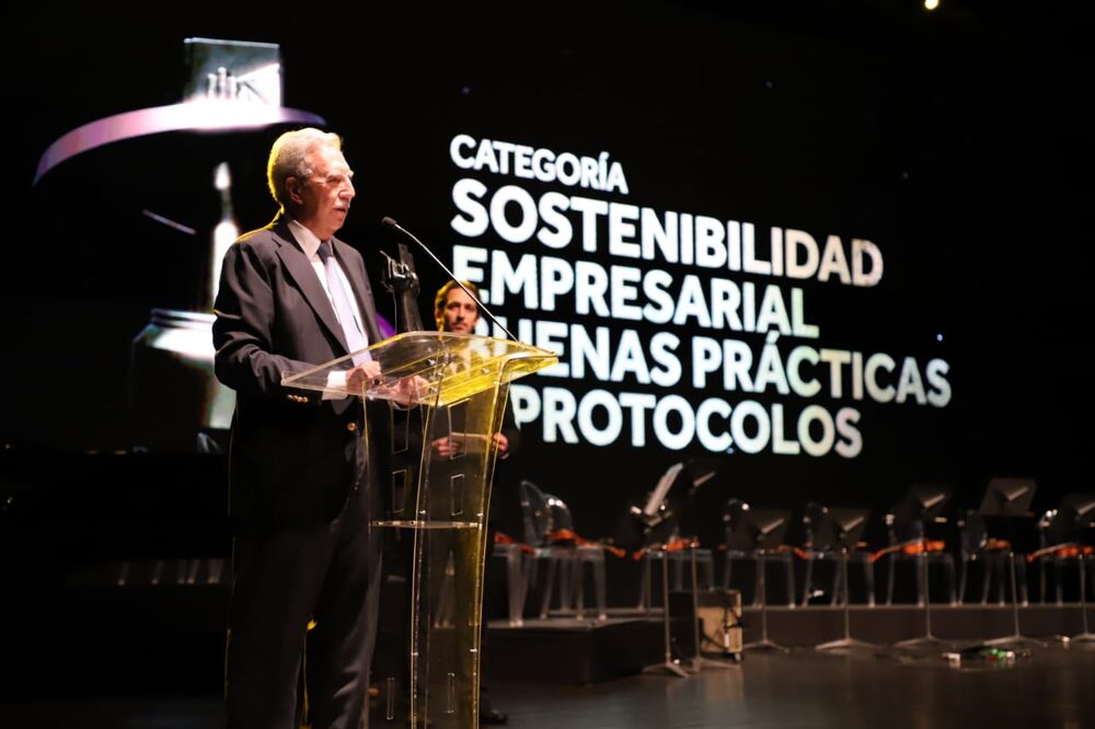 Recibió el Galardón en la categoría Sostenibilidad empresarial, buenas prácticas y protocolos. Recibió el Galardón en la categoría Sostenibilidad empresarial, buenas prácticas y protocolos.