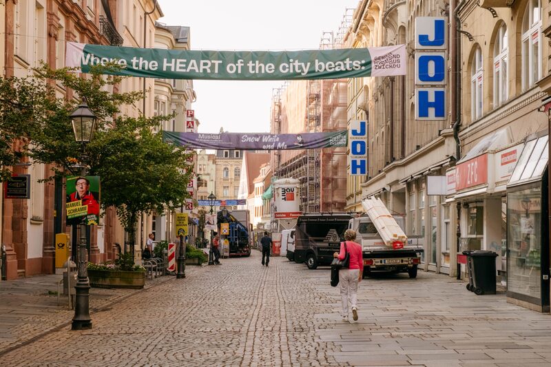 Mientras que el comercio y el gasto público apoyaron el crecimiento, la inversión siguió siendo un lastre, según Eurostat. Mientras que el comercio y el gasto público apoyaron el crecimiento, la inversión siguió siendo un lastre, según Eurostat.