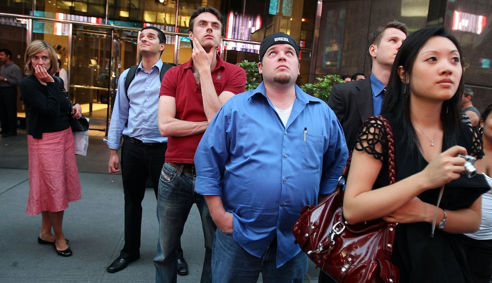 Una multitud de curiosos se reúne frente a la sede de Lehman Brothers en Nueva York en septiembre de 2008. Fotógrafo: Mario Tama/Getty Images North America Una multitud de curiosos se reúne frente a la sede de Lehman Brothers en Nueva York en septiembre de 2008. Fotógrafo: Mario Tama/Getty Images North America