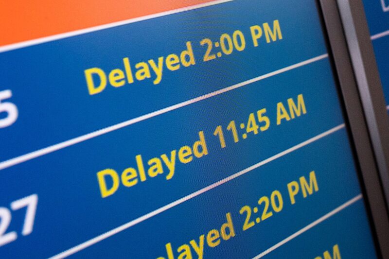 Amenazas de bomba interrumpen vuelos en seis importantes aeropuertos de Canadá. Amenazas de bomba interrumpen vuelos en seis importantes aeropuertos de Canadá.